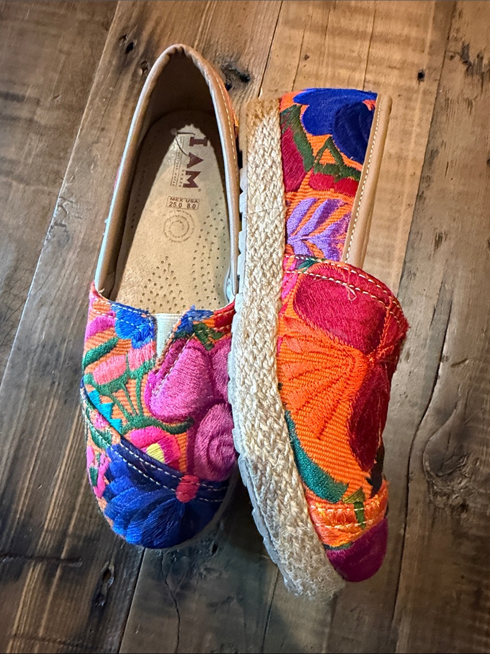 Beautiful resort-wear boutique Embroidered Espadrilles Mayan w/leather sole - Picture 2 of 10